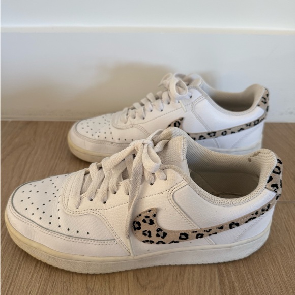 Nike - Picture 2 of 5